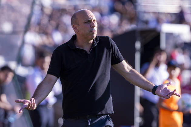 August 29, 2026, Sao Torcato, Guimaraes, Portugal: Viseu, August 29 - Bruno Pinheiro head coach of Academico de Viseu FC is seen on action during the Academico de Viseu FC x FC Porto match for the Liga Portugal Betclic 2026 27 on August 29, 2026 at Estadio Municipal do Fontelo, Viseu, Portugal Sao Torcato Portugal - ZUMAl192 20260829_zsp_l192_041 Copyright: xMiguelxLemosx