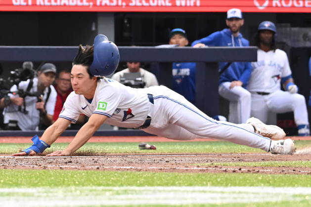 August 29, 2026, Toronto, On, Canada: Toronto Blue Jays Brett Bateman, right, scores on a wild pitch during fifth inning MLB, Baseball Herren, USA baseball action against the Seattle Mariners, in Toronto on Saturday, Aug. 29, 2026. Canada News - August 29, 2026 - ZUMAc35_ 20260829_zaf_c35_127 Copyright: xJonxBlackerx