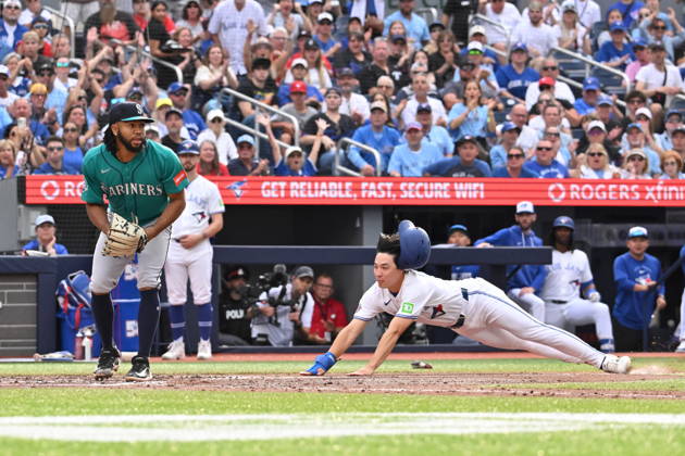 August 29, 2026, Toronto, On, Canada: Toronto Blue Jays Brett Bateman, right, scores on a wild pitch as Seattle Mariners left fielder Randy Arozarena (56) looks on during fifth inning MLB, Baseball Herren, USA baseball action in Toronto on Saturday, Aug. 29, 2026. Canada News - August 29, 2026 - ZUMAc35_ 20260829_zaf_c35_126 Copyright: xJonxBlackerx
