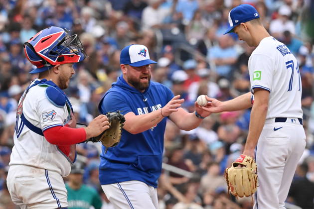 August 29, 2026, Toronto, On, Canada: Toronto Blue Jays manager John Schneider, centre, takes relief pitcher Tyler Rogers (71) out of the game against the Seattle Mariners during eighth inning MLB, Baseball Herren, USA baseball action in Toronto on Saturday, Aug. 29, 2026. Canada News - August 29, 2026 - ZUMAc35_ 20260829_zaf_c35_139 Copyright: xJonxBlackerx