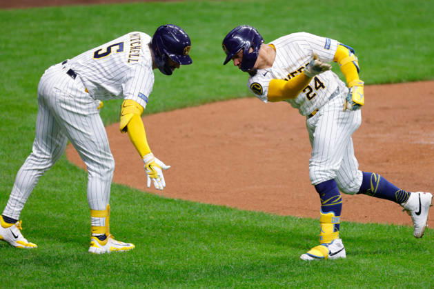 August 29, 2026, Milwaukee, Wisconsin, USA: Milwaukee Brewers catcher WILLIAM CONTRERAS (24) celebrates his home run with Milwaukee Brewers center fielder GARRETT MITCHELL (5) in a baseball game, Saturday, Aug. 28, 2026, in Milwaukee, Wisconsin. Milwaukee USA - ZUMAa325 20260829_zsa_a325_004 Copyright: xDavidxBalleringxIix