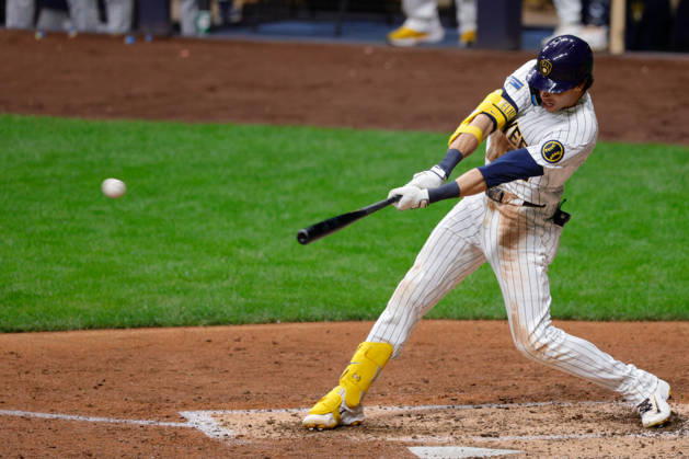 August 29, 2026, Milwaukee, Wisconsin, USA: Milwaukee Brewers designated hitter CHRISTIAN YELICH (22) hits a single to load the bases for the Brewers during the seventh inning in a baseball game, Saturday, Aug. 28, 2026, in Milwaukee, Wisconsin. Milwaukee USA - ZUMAa325 20260829_zsa_a325_023 Copyright: xDavidxBalleringxIix
