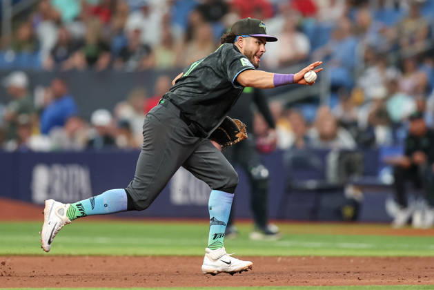 August 29, 2026, St. Petersburg, Florida, USA: Tampa Bay Rays first baseman JONATHAN ARANDA (8) fields a ground ball during a game against the San Diego Padres. The Tampa Bay Rays hosted the San Diego Padres at Tropicana Field in St. Petersburg, FL. St. Petersburg USA - ZUMAm299 20260829_znp_m299_050 Copyright: xTaylorxMcFeex