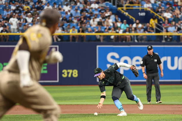 August 29, 2026, St. Petersburg, Florida, USA: Tampa Bay Rays shortstop TAYLOR WALLS (6) fields a ground ball against the San Diego Padres. The Tampa Bay Rays hosted the San Diego Padres at Tropicana Field in St. Petersburg, FL. St. Petersburg USA - ZUMAm299 20260829_znp_m299_041 Copyright: xTaylorxMcFeex
