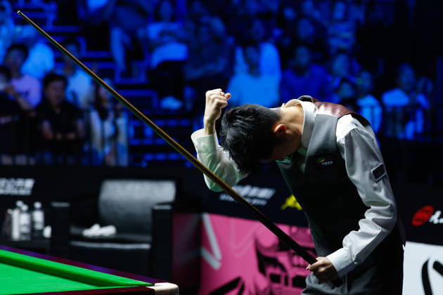 (260830) -- WUHAN, Aug. 30, 2026 -- Chang Bingyu celebrates after winning the final match between Zhao Xintong of China and Chang Bingyu of China at Wuhan Open 2026 snooker tournament in Wuhan, central China s Hubei Province, Aug. 29, 2026. ) (SP)CHINA-SNOOKER-WUHAN OPEN (CN) WuxZhizun 