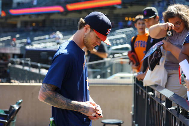 MLB, Baseball Herren, USA Houston Astros Vs. New York Mets Houston Astros relief pitcher Josh Hader 71 signs for fans before the baseball game against the New York Mets at Citi Field in Flushing, New York, on August 29, 2026. Flushing New York United States  Copyright: xGordonxDonovanx originalFilename:donovan-mlbhoust260829_npHHW.jpg