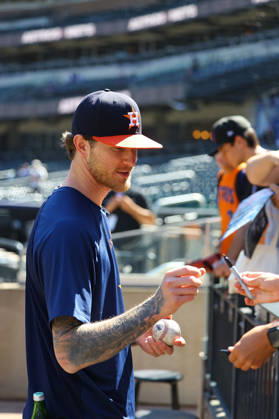 MLB, Baseball Herren, USA Houston Astros Vs. New York Mets Houston Astros relief pitcher Josh Hader 71 signs for fans before the baseball game against the New York Mets at Citi Field in Flushing, New York, on August 29, 2026. Flushing New York United States  Copyright: xGordonxDonovanx originalFilename:donovan-mlbhoust260829_npZEI.jpg