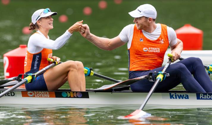 AMSTERDAM - Roos de Jong and Simon van Dorp during the semi-final for the mixed double sculls on the seventh and final day of the World Rowing Championships at the Bosbaan in the Amsterdam Forest. IRIS VAN DEN BROEK ANP xVIxANPxSportx xxANPxIVx 566581714 originalFilename: 566581714.jpg
