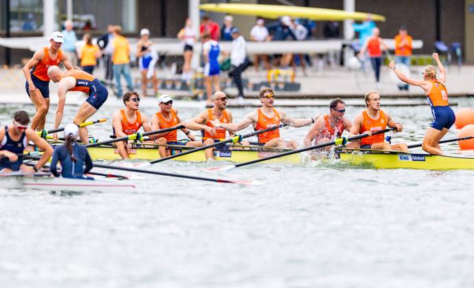 AMSTERDAM - Finn Florijn, Jan van der Bij, Jorn Salverda, Mick Makker, Sander de Graaf, Pieter van Veen, Ralf Rienks, Wibout Rustenburg, coxswain Jonna de Vries after the men s eight final on the seventh and final day of the World Rowing Championships at the Bosbaan in the Amsterdam Forest. IRIS VAN DEN BROEK ANP xVIxANPxSportx xxANPxIVx 566590048 originalFilename: 566590048
