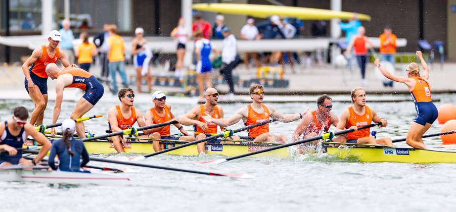 AMSTERDAM - Finn Florijn, Jan van der Bij, Jorn Salverda, Mick Makker, Sander de Graaf, Pieter van Veen, Ralf Rienks, Wibout Rustenburg, coxswain Jonna de Vries after the men s eight final on the seventh and final day of the World Rowing Championships at the Bosbaan in the Amsterdam Forest. IRIS VAN DEN BROEK ANP xVIxANPxSportx xxANPxIVx 566590068 originalFilename: 566590068