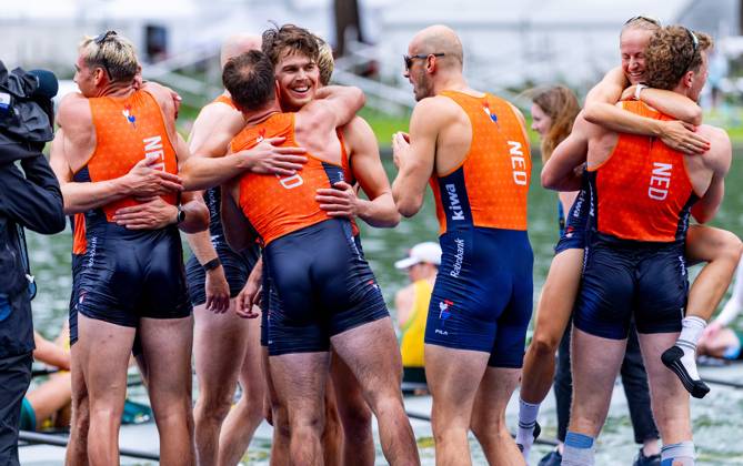 AMSTERDAM - Finn Florijn, Jan van der Bij, Jorn Salverda, Mick Makker, Sander de Graaf, Pieter van Veen, Ralf Rienks, Wibout Rustenburg, coxswain Jonna de Vries after the men s eight final on the seventh and final day of the World Rowing Championships at the Bosbaan in the Amsterdam Forest. IRIS VAN DEN BROEK ANP xVIxANPxSportx xxANPxIVx 566590409 originalFilename: 566590409