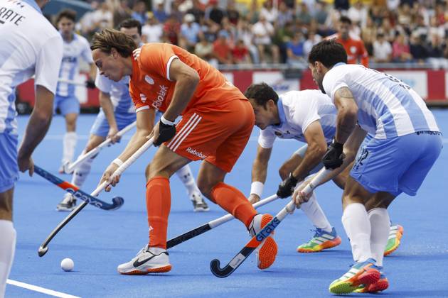 WAVER - Duco Telgenkamp of the Netherlands, Nicolas Cicileo of Argentina and Martin Ferreiro of Argentina during the bronze medal final at the Hockey World Cup (men) between the Netherlands and Argentina in the Belfius Hockey Arena. BAS CZERWINSKI ANP xVIxANPxSportx xxANPxIVx 566591762 originalFilename: 566591762.jpg