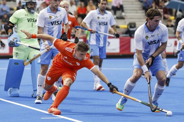 WAVER - Koen Bijen of the Netherlands and Maico Casella of Argentina during the bronze medal final at the Hockey World Cup (men) between the Netherlands and Argentina in the Belfius Hockey Arena. BAS CZERWINSKI ANP xVIxANPxSportx xxANPxIVx 566592641 originalFilename: 566592641.jpg