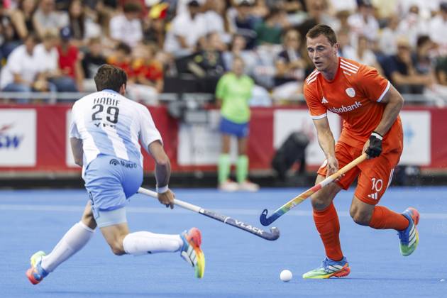 WAVER - Thomas Habif of Argentina and Jorrit Croon of the Netherlands during the bronze medal final at the Hockey World Cup (men) between the Netherlands and Argentina in the Belfius Hockey Arena. BAS CZERWINSKI ANP xVIxANPxSportx xxANPxIVx 566592661 originalFilename: 566592661.jpg