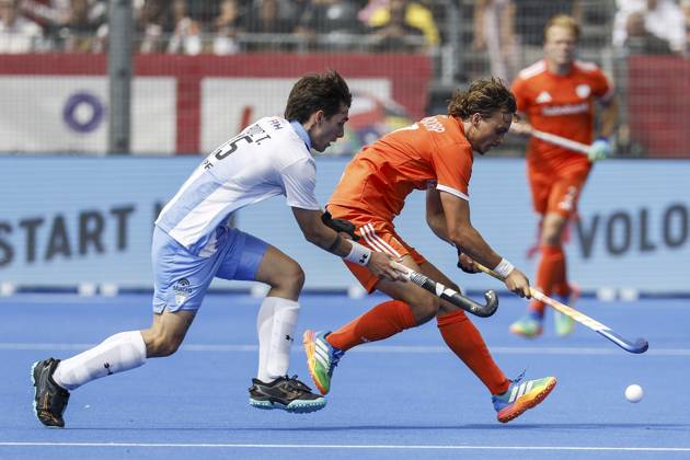 WAVER - Tomas Ruiz of Argentina and Floris Middendorp of the Netherlands during the bronze medal final at the Hockey World Cup (men) between the Netherlands and Argentina in the Belfius Hockey Arena. BAS CZERWINSKI ANP xVIxANPxSportx xxANPxIVx 566592739 originalFilename: 566592739.jpg