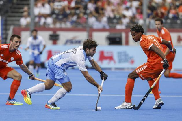 WAVER - Tadeo Marcucci of Argentina and Terrance Pieters of the Netherlands during the bronze medal final at the Women s Hockey World Cup between the Netherlands and Argentina at the Belfius Hockey Arena. BAS CZERWINSKI ANP xVIxANPxSportx xxANPxIVx 566592773 originalFilename: 566592773.jpg