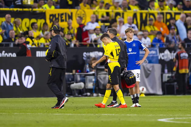 August 29, 2026, Soccer, Matchday 1 of the 1st Bundesliga, Borussia Dortmund vs. Hamburger SV: Giannis Konstantelias of Borussia Dortmund is forced to leave the game due to injury. Dortmund, Signal Iduna Park, North Rhine-Westphalia, Germany xRHR PHOTO DEx Copyright: DennisxEwert RHR-FOTOx RHR-FOTO DE