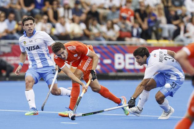 WAVER - Bautista Capurro of Argentina, Jonas de Geus of the Netherlands and Lucio Mendez of Argentina during the bronze medal final at the Women s Hockey World Cup between the Netherlands and Argentina at the Belfius Hockey Arena. BAS CZERWINSKI ANP xVIxANPxSportx xxANPxIVx 566593322 originalFilename: 566593322.jpg