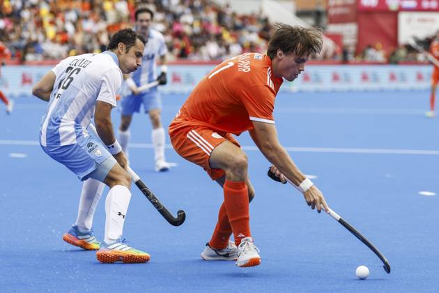 WAVER - Nicolas Cicileo of Argentina and Duco Telgenkamp of the Netherlands during the bronze medal final at the Hockey World Cup (men) between the Netherlands and Argentina in the Belfius Hockey Arena. BAS CZERWINSKI ANP xVIxANPxSportx xxANPxIVx 566593966 originalFilename: 566593966.jpg