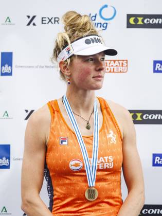 AMSTERDAM - Karoline Florijn with the gold medal in the women s single scull event on the seventh day of the World Rowing Championships at the Bosbaan in the Amsterdam Forest. IRIS VAN DEN BROEK ANP xVIxANPxSportx xxANPxIVx 566594320 originalFilename: 566594320.jpg