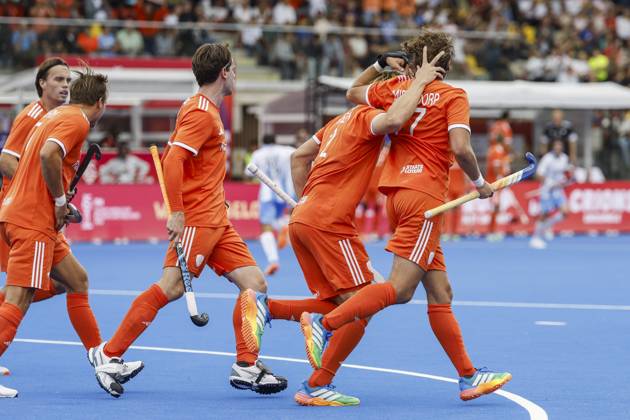 WAVER - Jip Janssen of the Netherlands and Floris Middendorp of the Netherlands celebrate the 1-1 during the bronze medal final at the Men s Hockey World Cup between the Netherlands and Argentina in the Belfius Hockey Arena. BAS CZERWINSKI ANP xVIxANPxSportx xxANPxIVx 566595307 originalFilename: 566595307.jpg