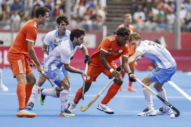 WAVER - Jonas de Geus of the Netherlands, Tadeo Marcucci of Argentina, Terrance Pieters of the Netherlands and Matias Andreotti of Argentina during the bronze medal final at the Women s Hockey World Cup between the Netherlands and Argentina in the Belfius Hockey Arena. BAS CZERWINSKI ANP xVIxANPxSportx xxANPxIVx 566595591 originalFilename: 566595591.jpg