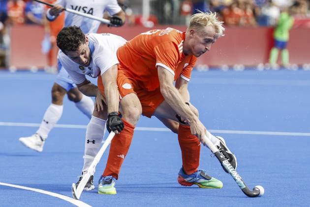 WAVER - Nicolas della Torre of Argentina and Tjep Hoedemakers of the Netherlands during the bronze medal final at the Hockey World Cup (men) between the Netherlands and Argentina in the Belfius Hockey Arena. BAS CZERWINSKI ANP xVIxANPxSportx xxANPxIVx 566595613 originalFilename: 566595613.jpg