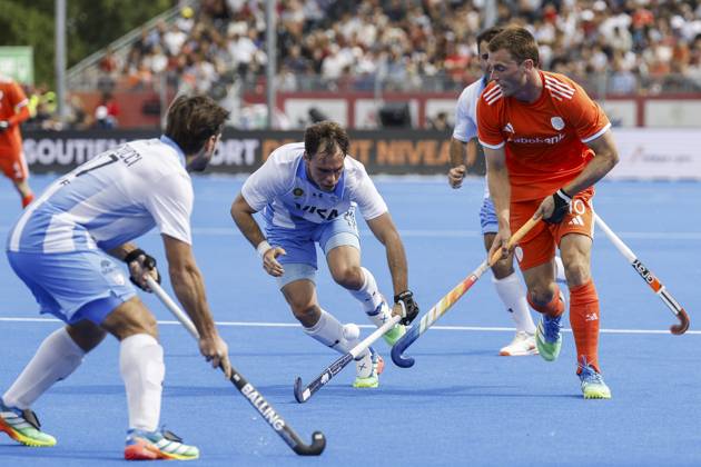 WAVER - Tadeo Marcucci of Argentina, Thomas Habif of Argentina and Jorrit Croon of the Netherlands during the bronze medal final at the Women s Hockey World Cup between the Netherlands and Argentina at the Belfius Hockey Arena. BAS CZERWINSKI ANP xVIxANPxSportx xxANPxIVx 566595638 originalFilename: 566595638.jpg