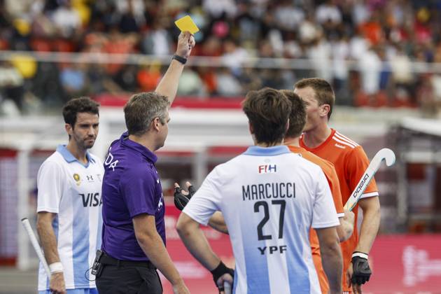 WAVER - Referee Dan Barstow shows a yellow card to Jorrit Croon of the Netherlands during the bronze medal final at the Hockey World Cup (men) between the Netherlands and Argentina at the Belfius Hockey Arena. BAS CZERWINSKI ANP xVIxANPxSportx xxANPxIVx 566595725 originalFilename: 566595725.jpg
