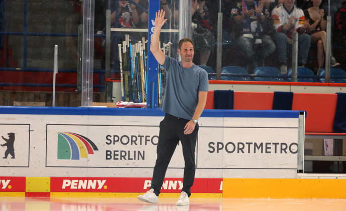 National team coach Andre Rankel waves to the fans. Sports, Ice Hockey, Penny DEL, German Ice Hockey League, Exhibition Game, 2026–2027 Season, August 30, 2026, EHC Eisbären Berlin (EBB) vs. Lausitzer Füchse