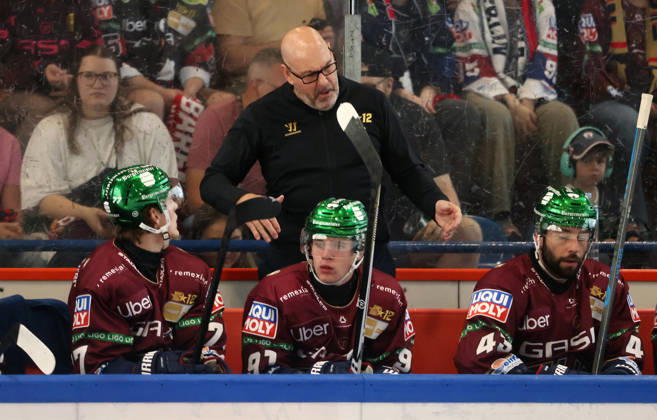Coach Eric Dubois talks with players Sports Ice Hockey Penny DEL German Ice Hockey League Exhibition Game 2026–2027 Season August 30, 2026 EHC Eisbären Berlin (EBB) vs. Lausitzer Füchse