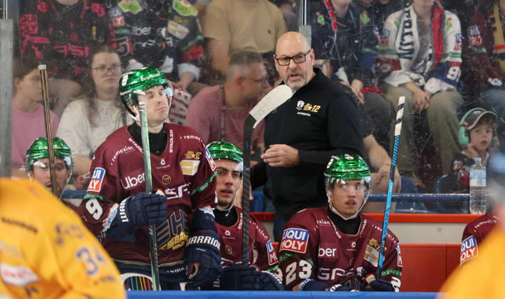 Coach Eric Dubois talks with players Sports Ice Hockey Penny DEL German Ice Hockey League Exhibition Game 2026–2027 Season August 30, 2026 EHC Eisbären Berlin (EBB) vs. Lausitzer Füchse