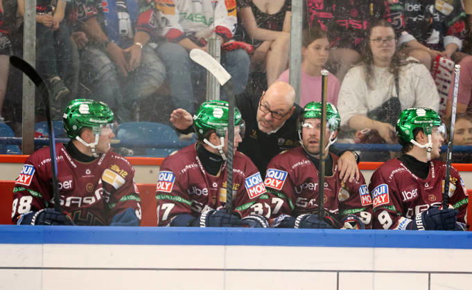 Coach Eric Dubois talks with players Sports Ice Hockey Penny DEL German Ice Hockey League Exhibition Game 2026–2027 Season August 30, 2026 EHC Eisbären Berlin (EBB) vs. Lausitzer Füchse