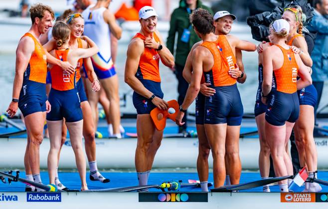 AMSTERDAM - Linn van Aanholt, Nika Johanna Vos, Ymkje Clevering, Gert-jan van Doorn, Lennart van Lierop, Eli Brouwer, Rik Rienks, Tinka Offereins, Richelle Rietdijk after the mixed eight final on the seventh and final day of the World Rowing Championships at the Bosbaan in the Amsterdam Forest. IRIS VAN DEN BROEK ANP xVIxANPxSportx xxANPxIVx 566597038 originalFilename: 566597038.jpg
