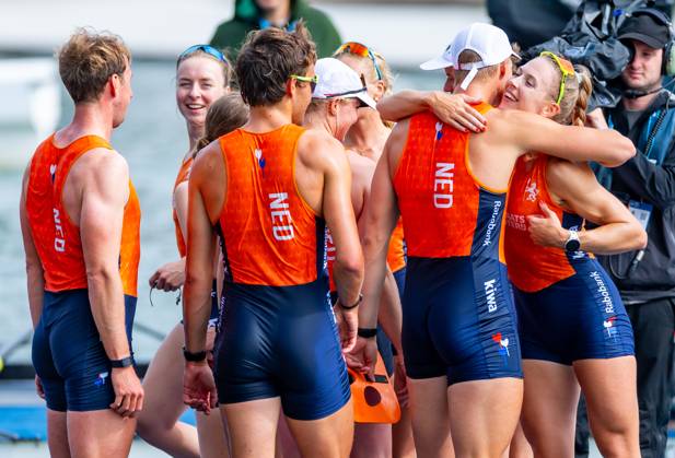 AMSTERDAM - Linn van Aanholt, Nika Johanna Vos, Ymkje Clevering, Gert-jan van Doorn, Lennart van Lierop, Eli Brouwer, Rik Rienks, Tinka Offereins, Richelle Rietdijk after the mixed eight final on the seventh and final day of the World Rowing Championships at the Bosbaan in the Amsterdam Forest. IRIS VAN DEN BROEK ANP xVIxANPxSportx xxANPxIVx 566597054 originalFilename: 566597054.jpg