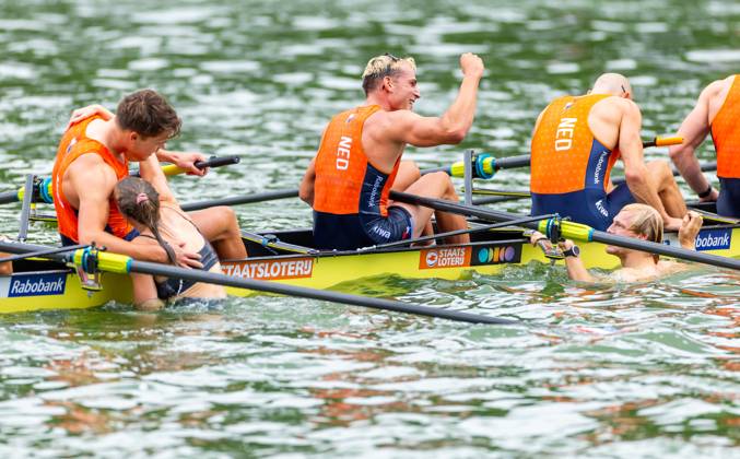 AMSTERDAM - Finn Florijn, Jan van der Bij, Jorn Salverda, Mick Makker, Sander de Graaf, Pieter van Veen, Ralf Rienks, Wibout Rustenburg, coxswain Jonna de Vries after the men s eight final on the seventh and final day of the World Rowing Championships at the Bosbaan in the Amsterdam Forest. IRIS VAN DEN BROEK ANP xVIxANPxSportx xxANPxIVx 566597486 originalFilename: 566597486.jpg