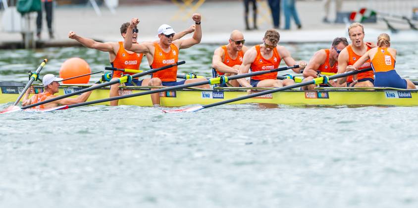 AMSTERDAM - Finn Florijn, Jan van der Bij, Jorn Salverda, Mick Makker, Sander de Graaf, Pieter van Veen, Ralf Rienks, Wibout Rustenburg, coxswain Jonna de Vries after the men s eight final on the seventh and final day of the World Rowing Championships at the Bosbaan in the Amsterdam Forest. IRIS VAN DEN BROEK ANP xVIxANPxSportx xxANPxIVx 566597901 originalFilename: 566597901.jpg
