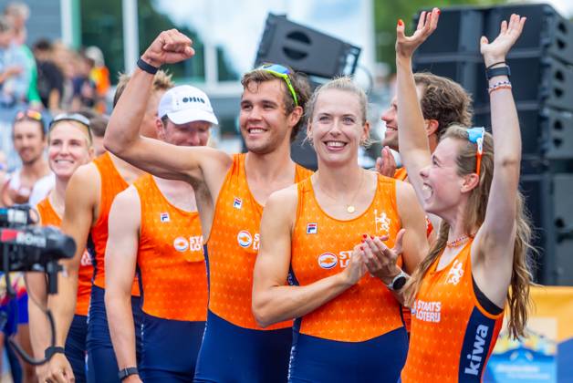 AMSTERDAM - Linn van Aanholt, Nika Johanna Vos, Ymkje Clevering, Gert-jan van Doorn, Lennart van Lierop, Eli Brouwer, Rik Rienks, Tinka Offereins, Richelle Rietdijk during the medal ceremony for the mixed eight on the seventh and final day of the World Rowing Championships at the Bosbaan in the Amsterdamse Bos. IRIS VAN DEN BROEK ANP xVIxANPxSportx xxANPxIVx 566598548 originalFilename: 566598548.jpg