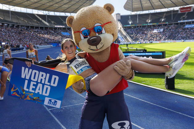 BERLIN, GERMANY - AUGUST 30, 2026: Gesa KRAUSE (GER Germany) wins the 2000m steeplechase and celebrates with mascot Berlino during the ISTAF at Olympic Stadium on August 30, 2026 in Berlin, Germany. Germany Copyright: xAxelxKohringx