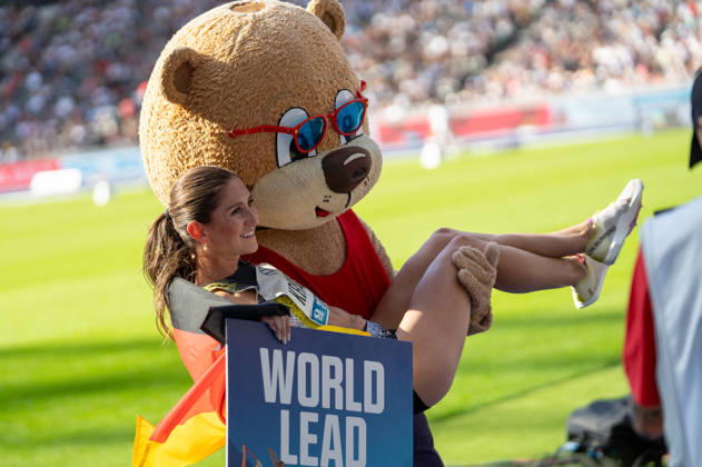 German Track and Field, Track and Field Meet, ISTAF 2026 Sports Festival on August 30, 2026, at the Olympic Stadium in Berlin: 2,000-meter steeplechase finish line—Gesa Krause with the ISTAF mascot Copyright: xSvenxHeidmannx