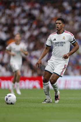 Jude Bellingham of Real Madrid CF controls the ball during the LaLiga EA Sports match between Real Madrid CF and Málaga CF at Estadio Santiago Bernabéu on August 30, 2026, in Madrid, Spain. Photo by Manu Reino, DeFodi Images