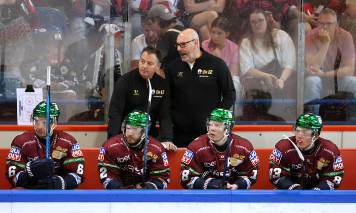 Head Coach Eric Dubois talks with Assistant Coach Dan Lambert; Upper-body workout; Ice hockey; Penny DEL (German Ice Hockey League); Exhibition game; 2026–2027 season; August 30, 2026; EHC Eisbären Berlin (EBB) vs. Lausitzer Füchse