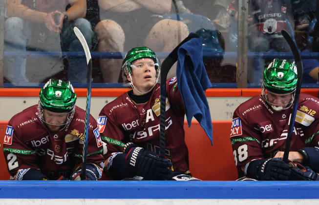 Eric Mik, Jonas Müller takes care of his stick, Yannick Veilleux Sports Ice Hockey Penny DEL German Ice Hockey League Exhibition Game 2026–2027 Season August 30, 2026 EHC Eisbären Berlin (EBB) vs. Lausitzer Füchse
