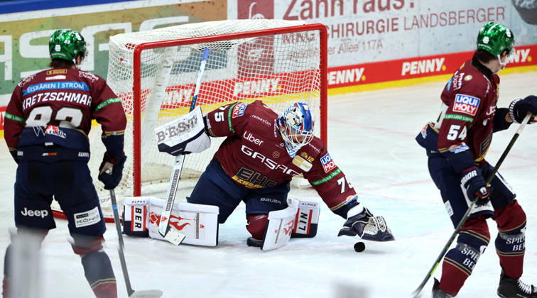 Goalie Jonas Neffin saves the puck; single frame; cutout; action; sports; ice hockey; Penny DEL; German Ice Hockey League; exhibition game; 2026–2027 season; August 30, 2026; EHC Eisbären Berlin (EBB) vs. Lausitzer Füchse