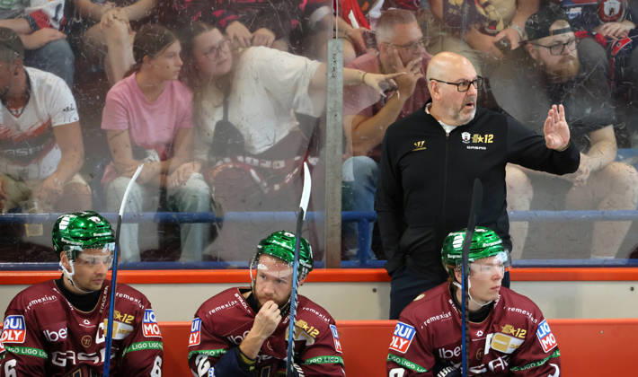 Coach Eric Dubois gives instructions; in the foreground: Kai Wissmann, Eric Mik, and Jonas Müller. Upper-body workout. Ice hockey. Penny DEL (German Ice Hockey League). Exhibition game. 2026–2027 season. August 30, 2026. EHC Eisbären Berlin (EBB) vs. Lausitzer Füchse.