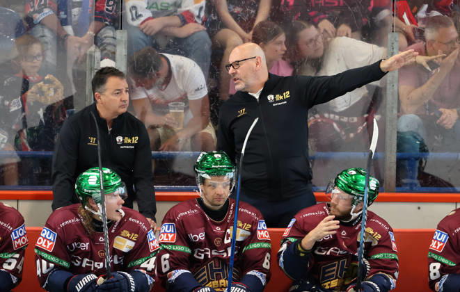 Head Coach Eric Dubois talks with Assistant Coach Dan Lambert; in front of them is Korbinian Geibel, Kai Wissmann, Eric Mik—Upper-body workout, ice hockey, Penny DEL (German Ice Hockey League), exhibition game, 2026–2027 season, August 30, 2026, EHC Eisbären Berlin (EBB) vs. Lausitzer Füchse