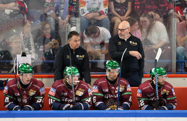 Head Coach Eric Dubois talks with Assistant Coach Dan Lambert; in front of them are Martain Has and Korbinian Geibel, Kai Wissmann, and Eric Mik. Upper-body workout. Ice hockey. Penny DEL (German Ice Hockey League). Exhibition game. 2026–2027 season. August 30, 2026. EHC Eisbären Berlin (EBB) vs. Lausitzer Füchse