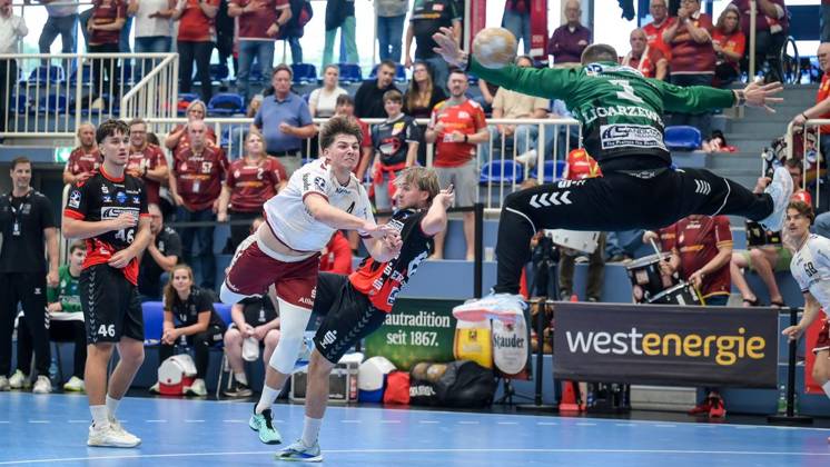 Essen TuSEM Essen vs. HSG Nordhorn Lingen ** FOR EDITORIAL USE ONLY ** EDITORIAL USE ONLY ** Photo by Felix Göttler 4, TuSEM Essen in action: TuSEM Essen (white) vs. HSG Nordhorn Lingen (black) on Sunday, August 30, 2026, at the Sporthalle am Hallo in Essen-Stoppenberg, Germany (NRW), Essen. Copyright UwexErnst Copyright: UwexErnst doc87dxte67eu910sv221me5 ,EDITORIAL USE ONLY Copyright: UwexErnst