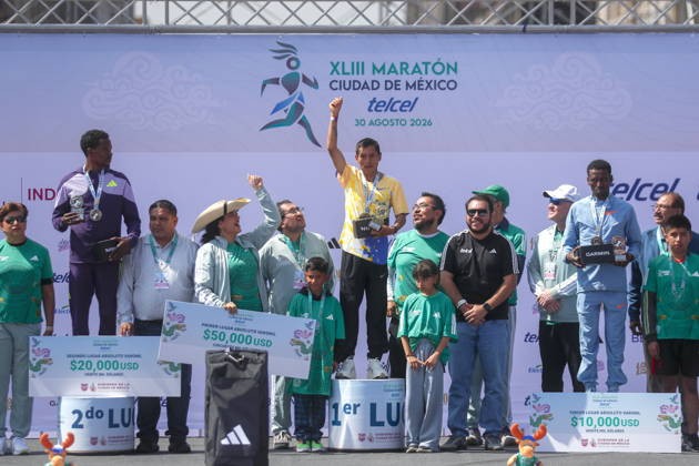 43rd edition of the Mexico City Marathon Peruvian Cristhian Pacheco Mendoza (C), first place, and Ethiopians Anbesa Tesfaye Lencho (L), second place, and Balew Yihunie Derseh (R), third place, celebrate during the awards ceremony for the 43rd edition of the Mexico City Marathon 2026 in Mexico City, Mexico, 30 August 2026. Ciudad de México (es-ES) Mexico  Copyright: xISAACxESQUIVELx