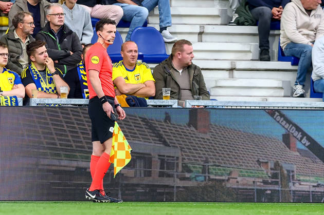 2026-08-30 SC Cambuur v FC Twente - Dutch Eredivisie LEEUWARDEN, NETHERLANDS - AUGUST 30: Assistant referee Rick van Rijn during the Dutch Eredivisie match between SC Cambuur and FC Twente at Kooi Stadion on August 30, 2026 in Leeuwarden, Netherlands. Leeuwarden Kooi Stadion Netherlands Content not available for redistribution in The Netherlands directly or indirectly through any third parties. Copyright: xPieterxvanxderxWoudex